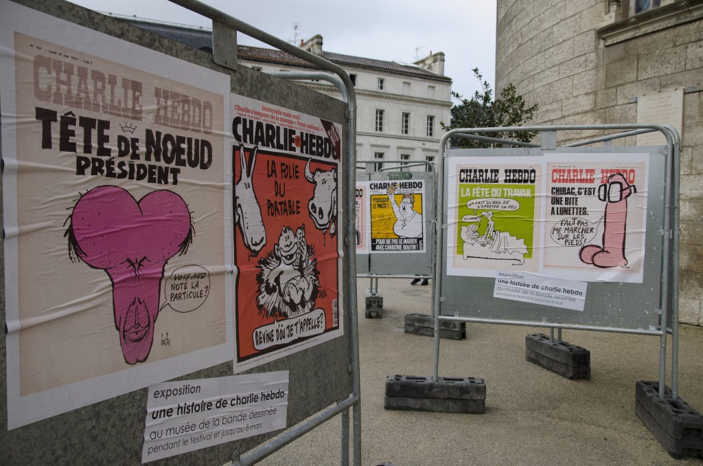 Les Unes de Charlie Hebdo affichées devant la mairie d'Angoulême (Florian Maussion / 3millions7.com)