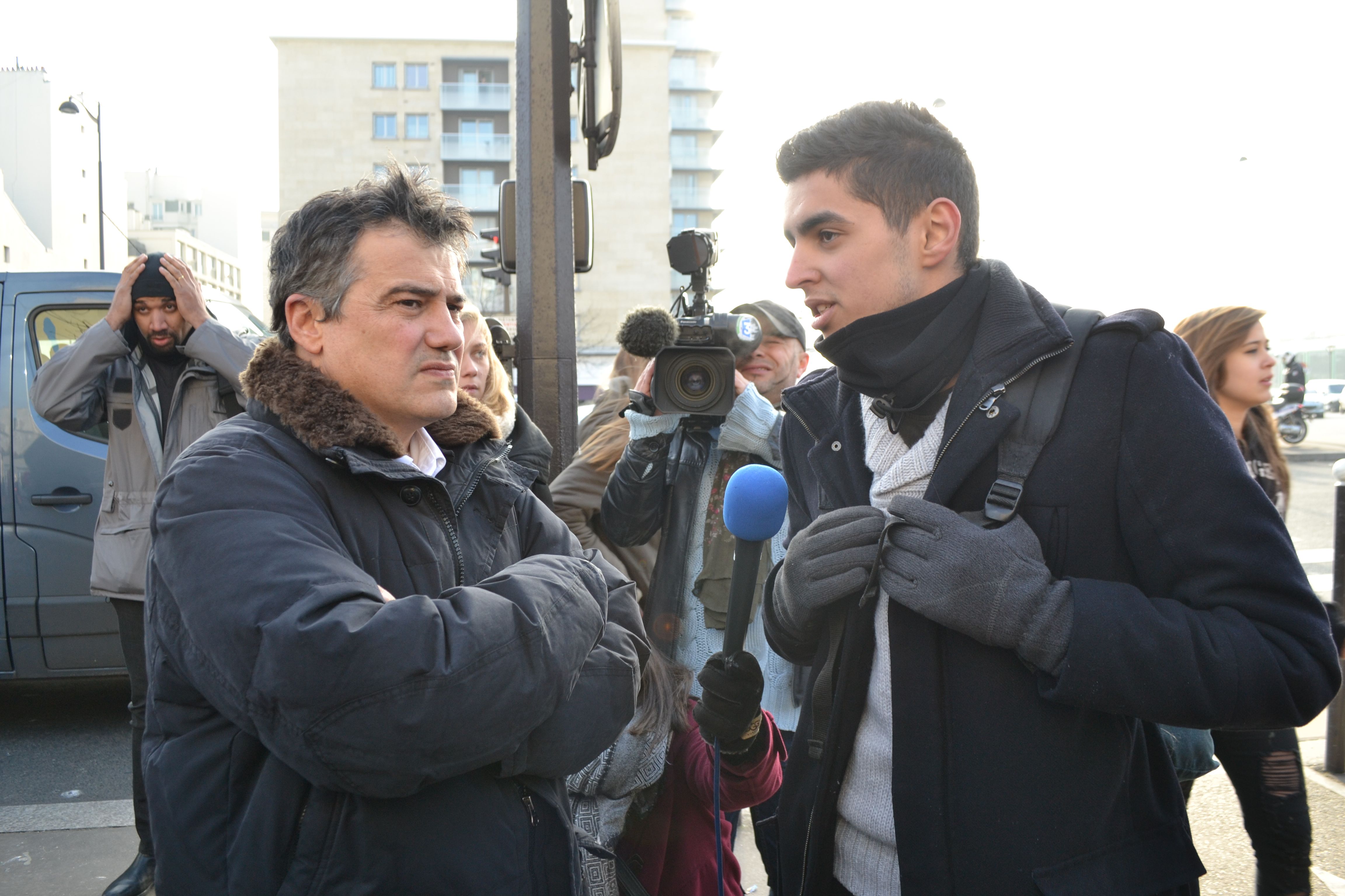 L'urgentiste Patrick Pelloux rencontre les principaux acteurs de la marche pour l'unité devant l'hyper casher de Vincennes. 
