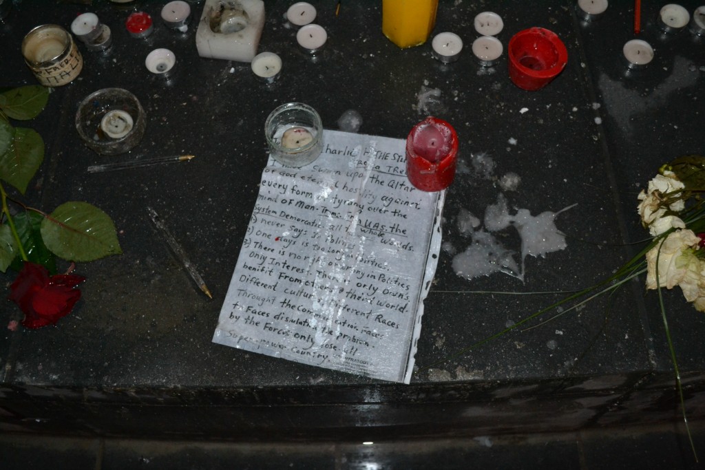 Autour de la statut, messages, dessins, stylos, fleurs et bougies se mêlent (Photo : 3millions7/P.Robert)