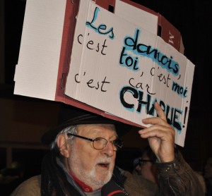 Rassemblement devant l'ambassade du Danemark à Paris, dimanche 15 février, après une double fusillade à Copenhague.