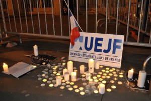 Rassemblement devant l'ambassade du Danemark à Paris, dimanche 15 février, après une double fusillade à Copenhague qui a fait deux victimes.