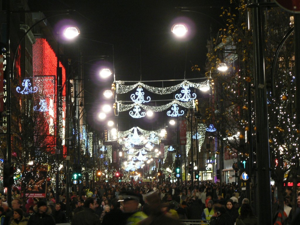 L'artère commerçante londonienne à la période de Noël, en 2005. Wikimedia Commons.
