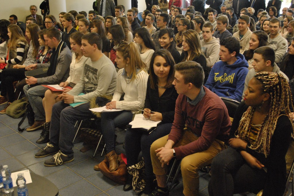 Une centaine d'élèves ont débattu avec les députés, ce vendredi après-midi à Mourenx. (Jérémie Lamothe /CFJ)