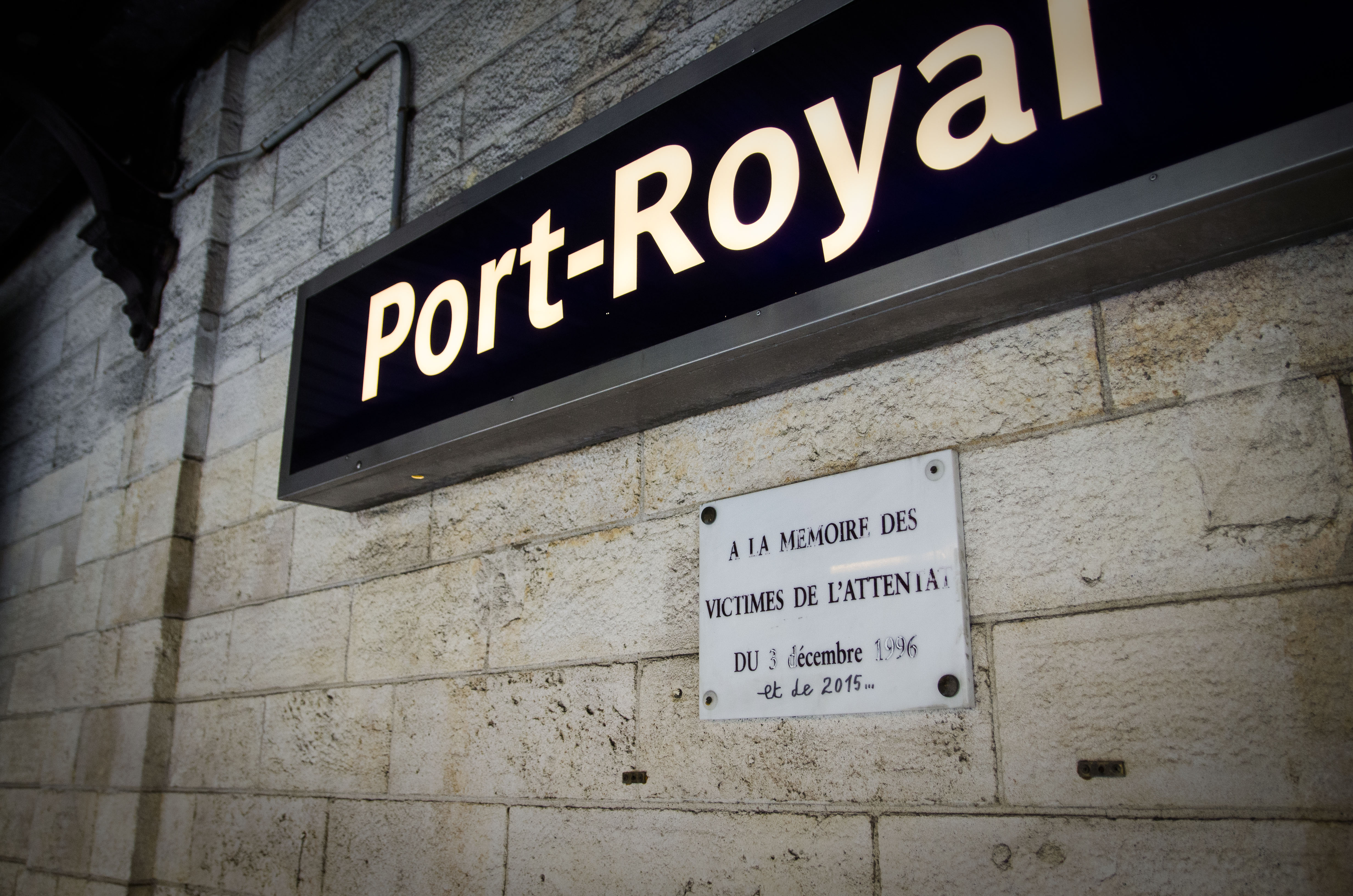 La plaque commémorative de l'attentat de décembre 1996 sur le quai de la station Port Royal (Florian Maussion / 3millions7)