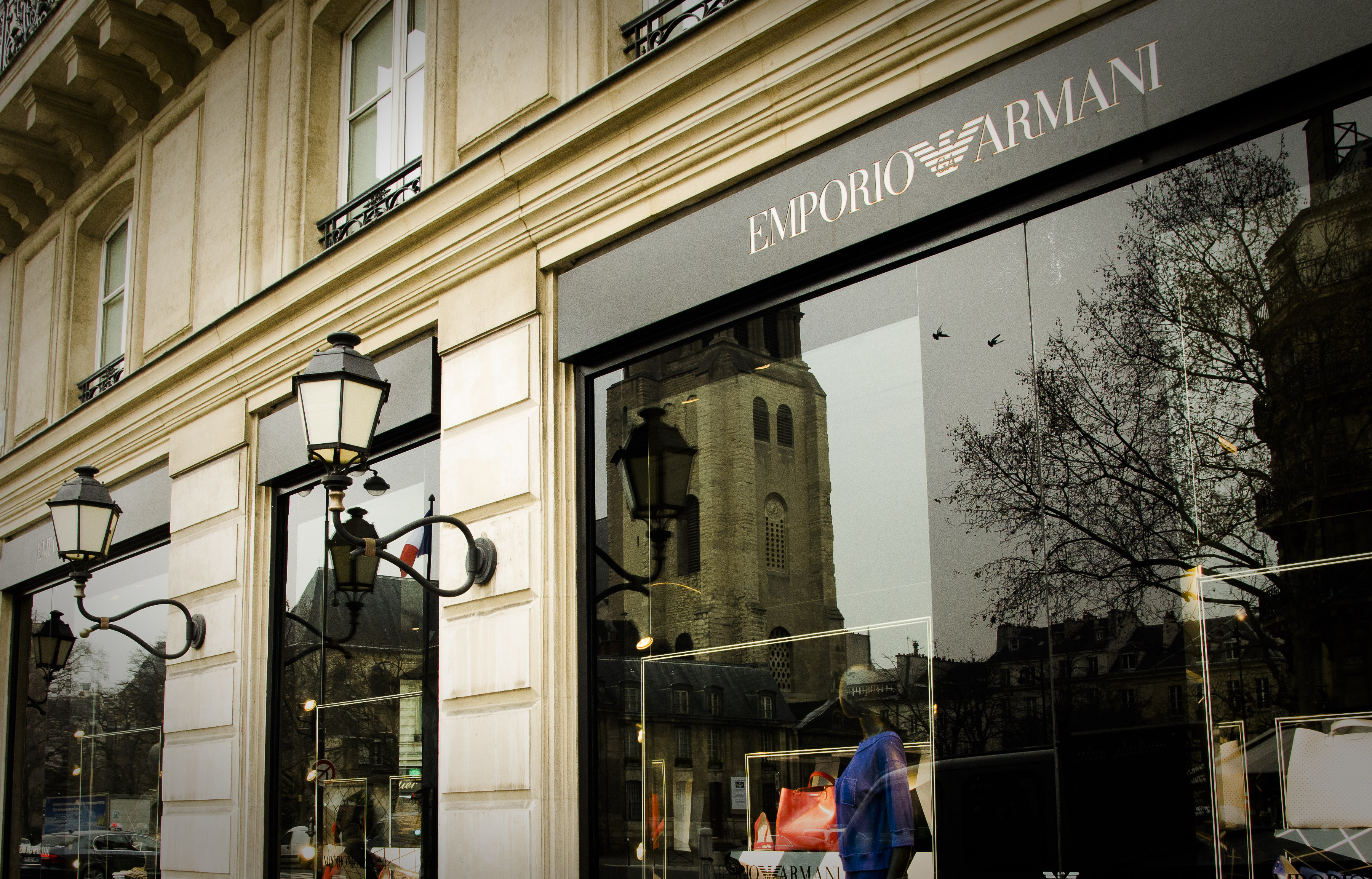 L'enseigne Giorgio Armani qui a remplacé le Drugstore Publicis au 149 boulevard Saint-Germain (Florian Maussion / 3millions7)