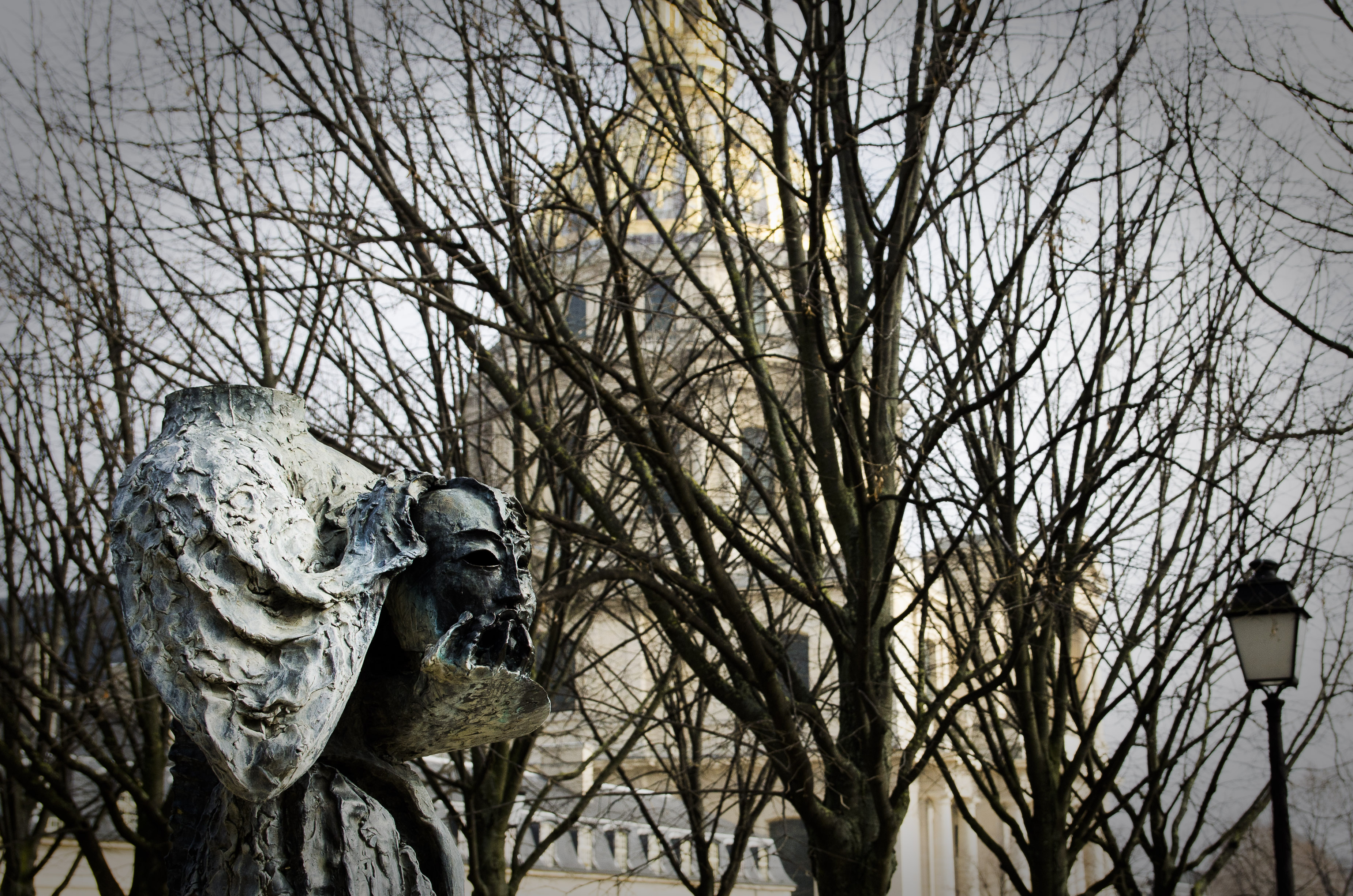 La statue "Parole portée" en hommage aux victimes du terrorisme dans le jardin des Invalides (Florian Maussion / 3millions7)