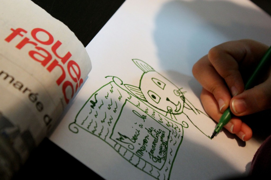 Tous les enfants remercient la Maison des journalistes en dessin. (Vanina Delmas / 3millions7)