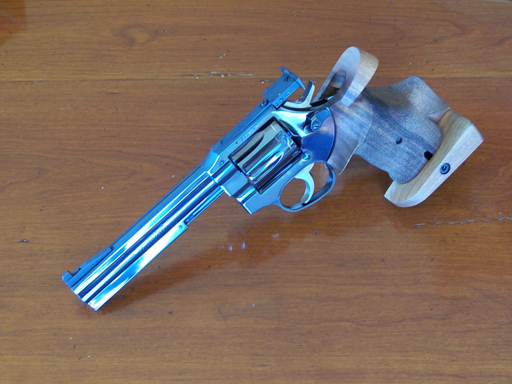 Un revolver Manurhin calibre 38 Spécial, utilisé par la police municipale française