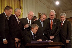 Le président George W. Bush signe le Patriot Act, le 26 octobre 2001.